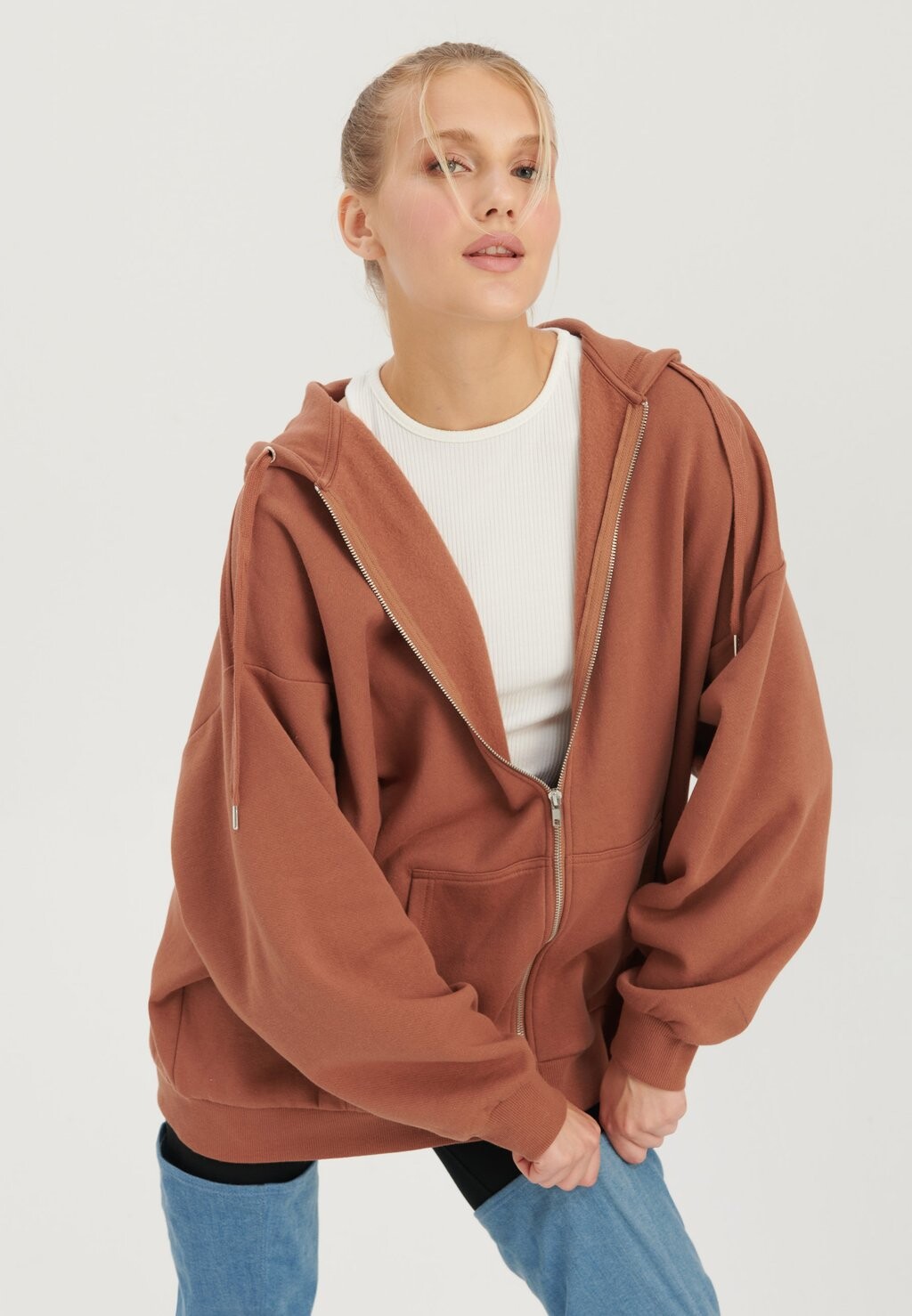 Толстовка BOYFRIEND HOODIE WITH ZIP THROUGH Even&Odd, цвет brown
Толстовка BOYFRIEND HOODIE WITH ZIP THROUGH Even&Odd, цвет brown