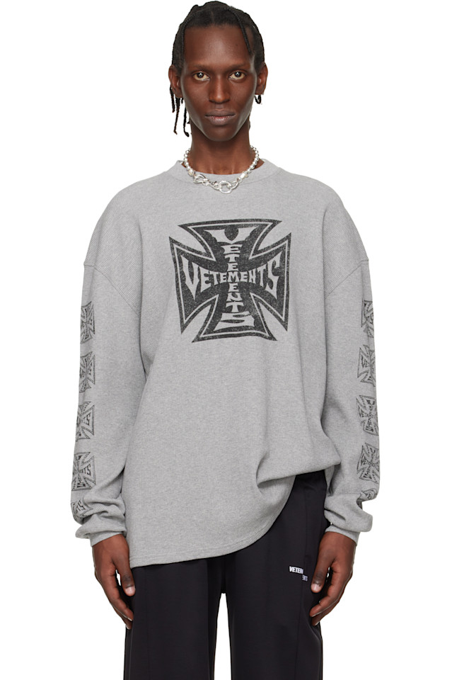 Vetements Серая байкерская футболка с вафельным рисунком и крестом
Vetements Серая байкерская футболка с вафельным рисунком и крестом