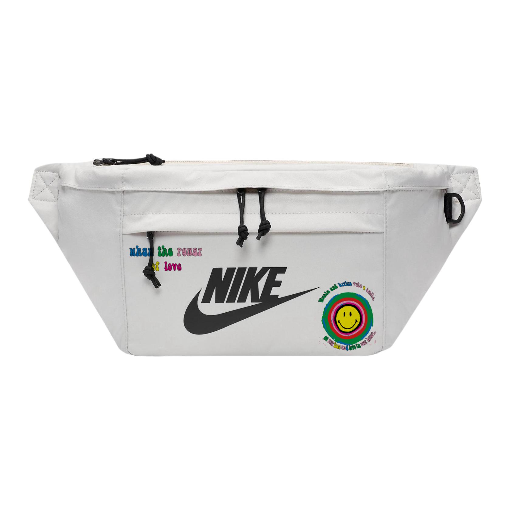 Nike Тканевая поясная сумка через плечо кроссбоди на плечо унисекс светло-бежевая, Multicolor Smiley Face
Nike Тканевая поясная сумка через плечо кроссбоди на плечо унисекс светло-бежевая, Multicolor Smiley Face