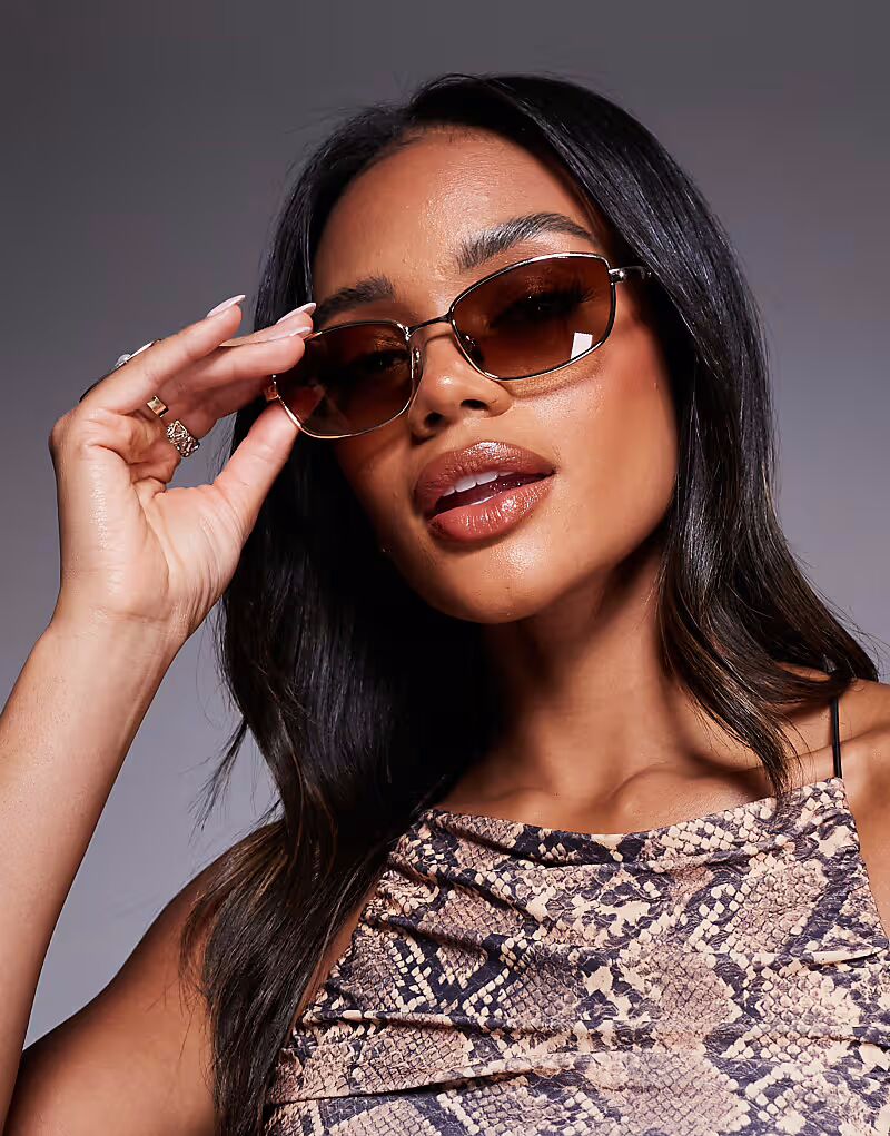 Солнцезащитные очки Quay Text Me Square из металла в золотом цвете с зелеными линзами сепия
Солнцезащитные очки Quay Text Me Square из металла в золотом цвете с зелеными линзами сепия