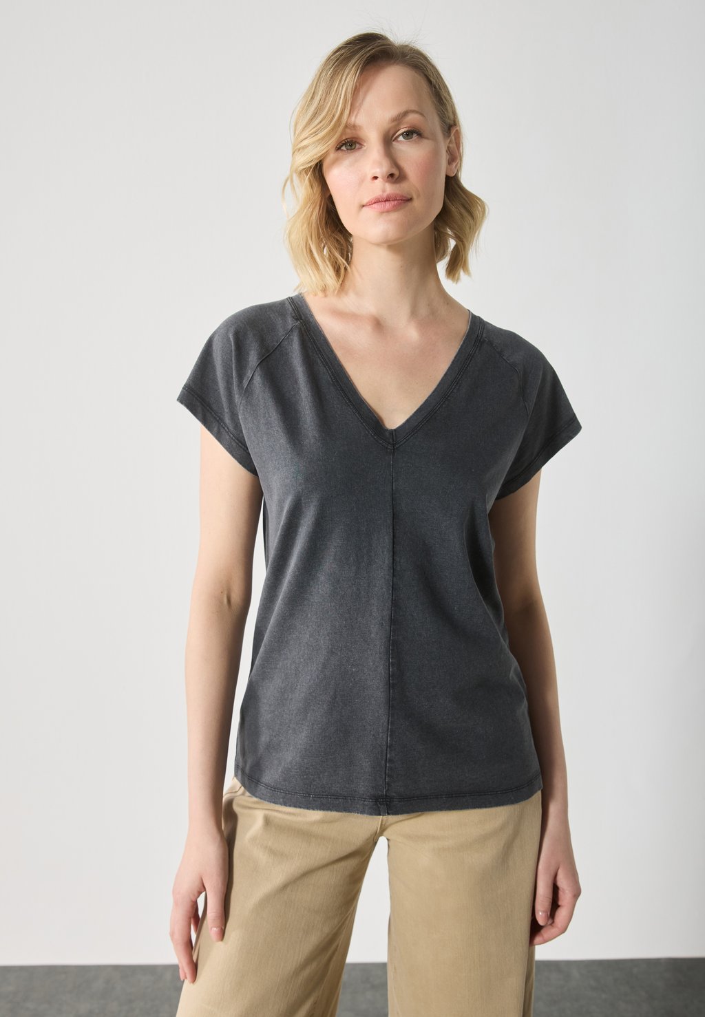 Футболка с принтом Anna Field, черный 
Футболка с принтом Anna Field, черный