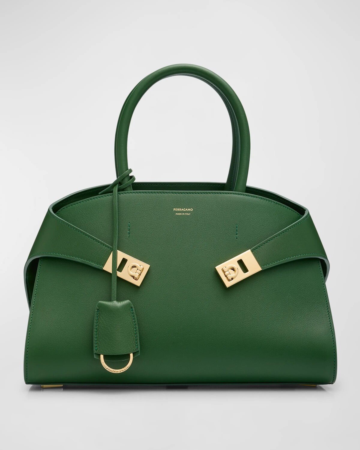 Кожаная сумка Hug с верхней ручкой Ferragamo, цвет Forest Green
Кожаная сумка Hug с верхней ручкой Ferragamo, цвет Forest Green