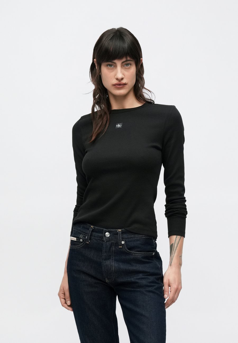 Топ Calvin Klein Jeans LABEL CREW, Black
Топ Calvin Klein Jeans LABEL CREW, Black