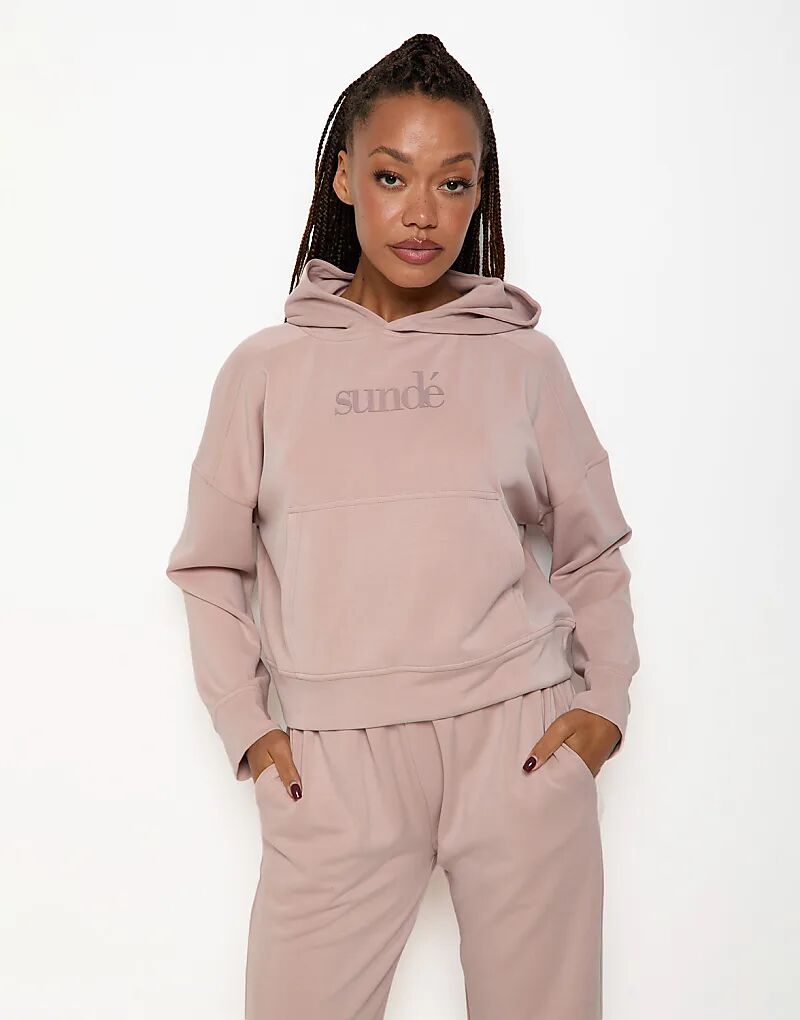 Мягкая на ощупь толстовка свободного кроя Sundé цвета румян
Мягкая на ощупь толстовка свободного кроя Sundé цвета румян