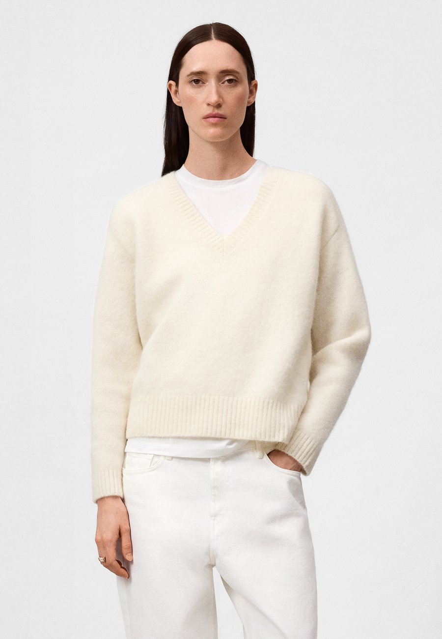 Джемпер ADOLFO DOMINGUEZ V-NECK SWEATER, Ice/Off-White
Джемпер ADOLFO DOMINGUEZ V-NECK SWEATER, Ice/Off-White