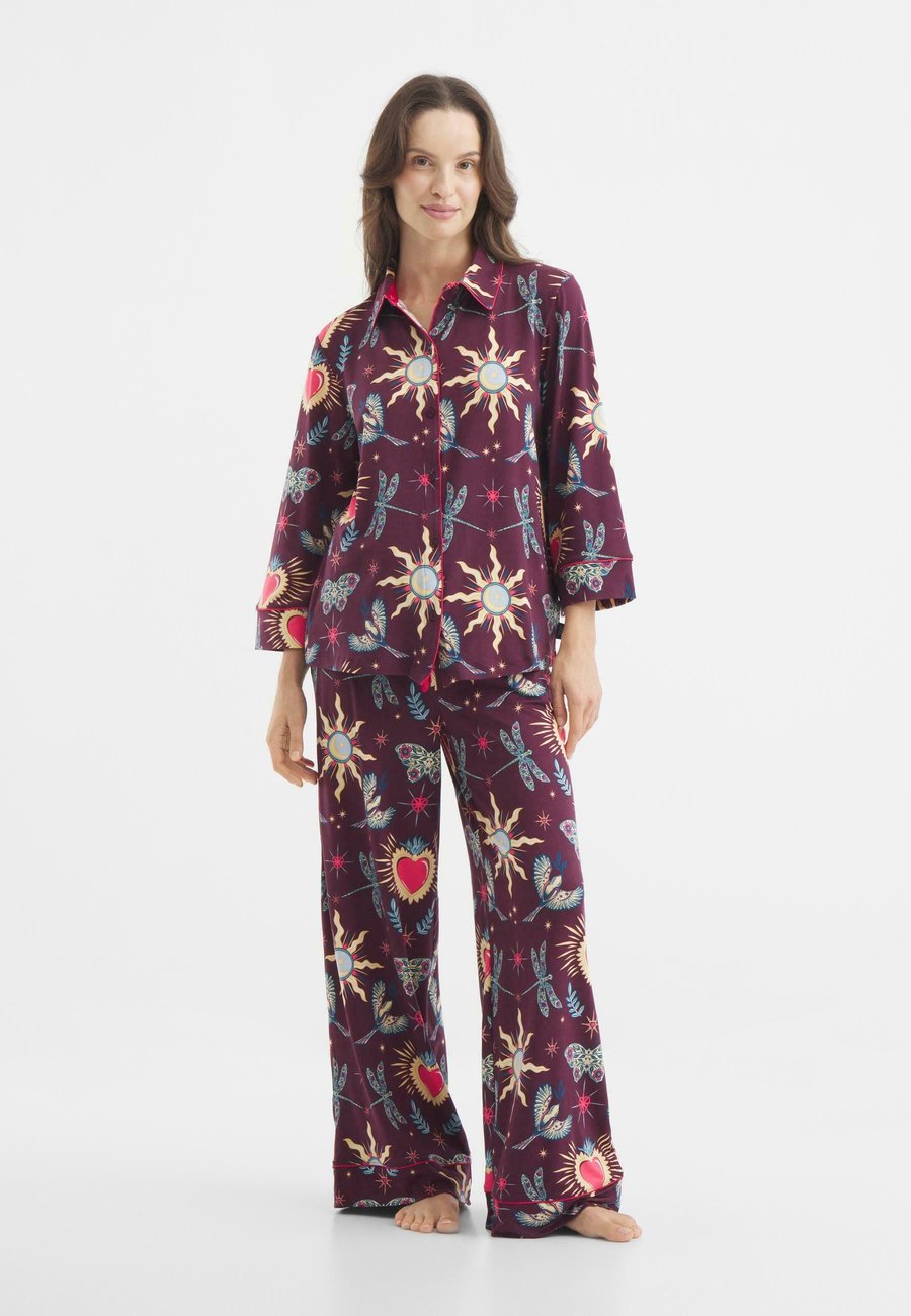 Пижамный комплект Chelsea Peers ENCHANTED GLADE PRINT SET, Bordeaux
Пижамный комплект Chelsea Peers ENCHANTED GLADE PRINT SET, Bordeaux