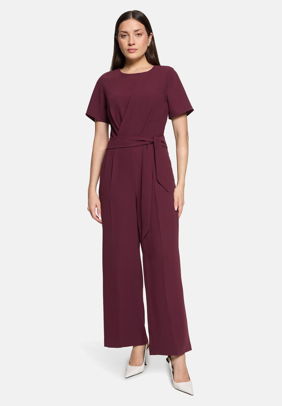 Комбинезон Betty & Co MIT BINDEGÜRTEL, Dark Aubergine/Purple
Комбинезон Betty & Co MIT BINDEGÜRTEL, Dark Aubergine/Purple