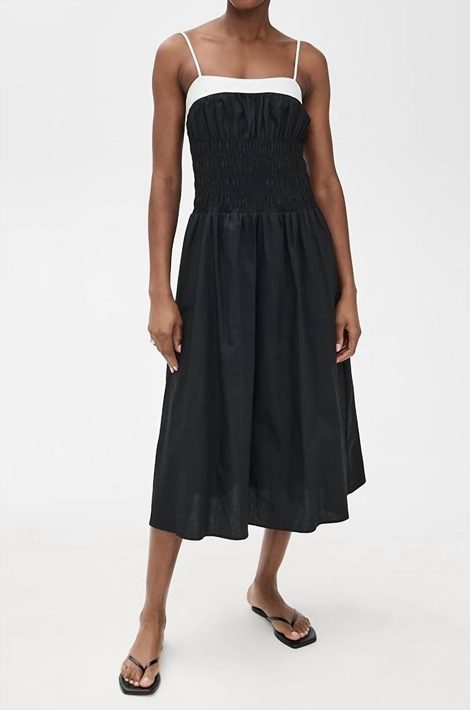 Смокинговое миди-платье черного цвета MOON RIVER
Смокинговое миди-платье черного цвета MOON RIVER