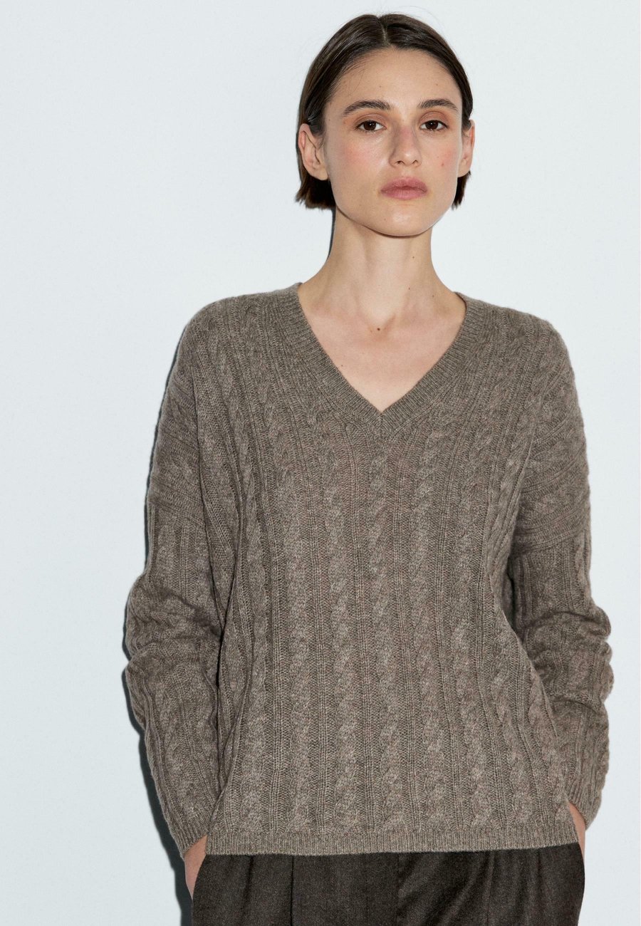 Джемпер Massimo Dutti CABLE-KNIT V-NECK, Mottled Brown
Джемпер Massimo Dutti CABLE-KNIT V-NECK, Mottled Brown