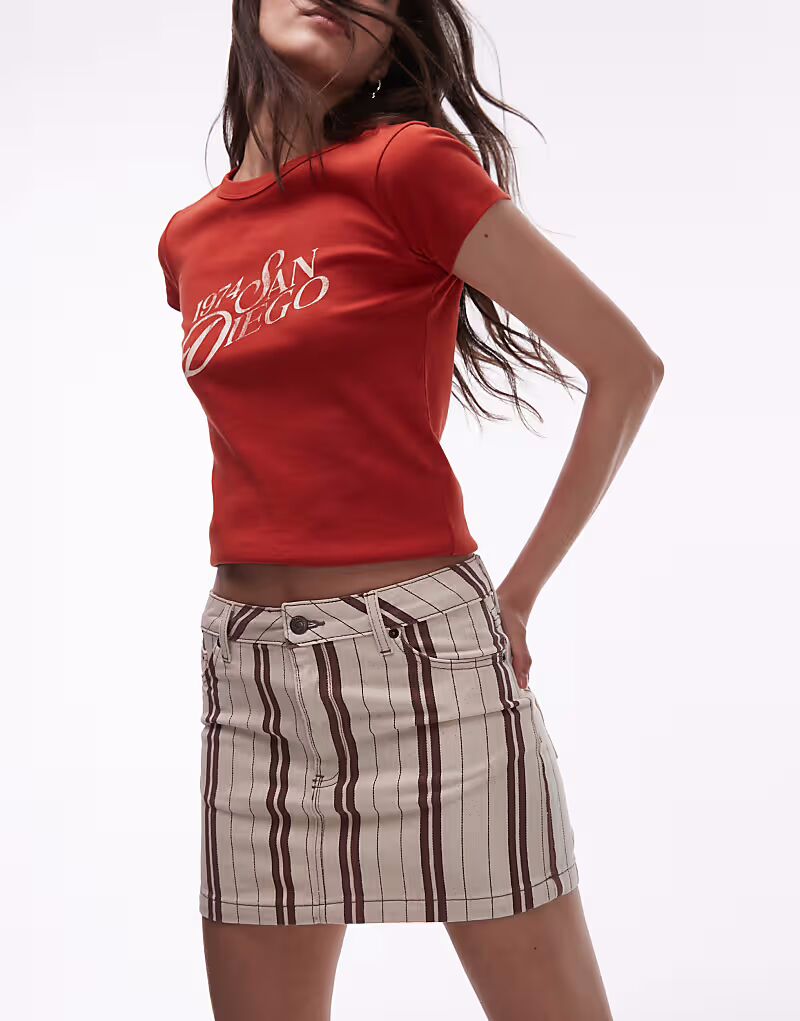 Мини-юбка с ламбрекеном из денима Topshop в бордовую полоску
Мини-юбка с ламбрекеном из денима Topshop в бордовую полоску