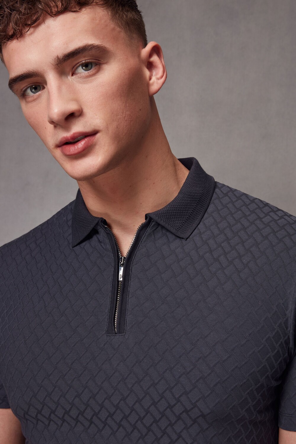 Элегантная рубашка поло с застежкой молнией на воротнике Next, серый
Элегантная рубашка поло с застежкой молнией на воротнике Next, серый