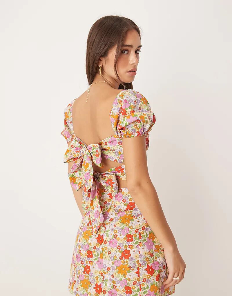 Укороченный топ Collective The Label с завязкой на спине и рукавами-буфами в китчевом ретро-цветочном стиле
Укороченный топ Collective The Label с завязкой на спине и рукавами-буфами в китчевом ретро-цветочном стиле