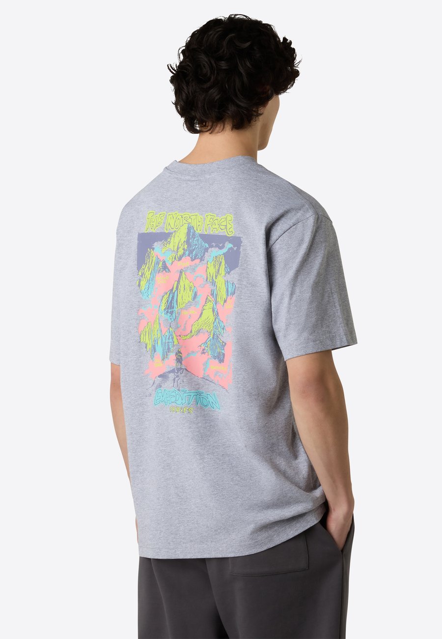 Футболка The North Face U EXPEDITION CELEBRATION OVERSIZED S/S T, Tnf Light Grey Heather/Light Grey
Футболка The North Face U EXPEDITION CELEBRATION OVERSIZED S/S T, Tnf Light Grey Heather/Light Grey