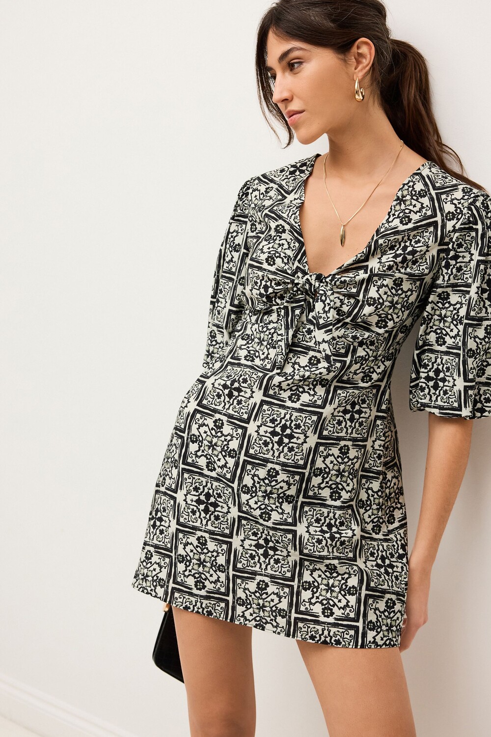 Платье мини с пышными рукавами и завязками спереди Next, черный
Платье мини с пышными рукавами и завязками спереди Next, черный