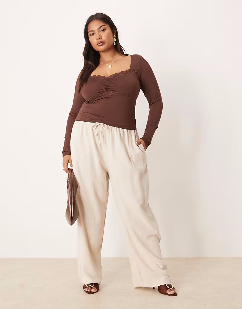 Зауженные брюки-клеш Curve из льняного материала в цвете «песок» Asos Design
Зауженные брюки-клеш Curve из льняного материала в цвете «песок» Asos Design