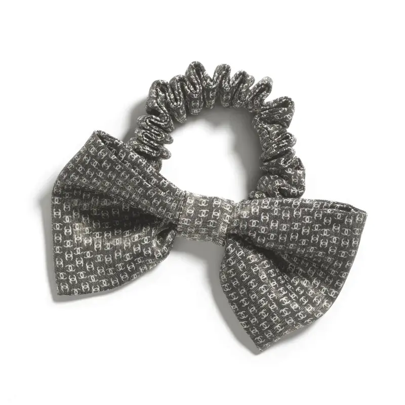 Шелковые резинки для волос Women's Gray CHANEL
Шелковые резинки для волос Women's Gray CHANEL