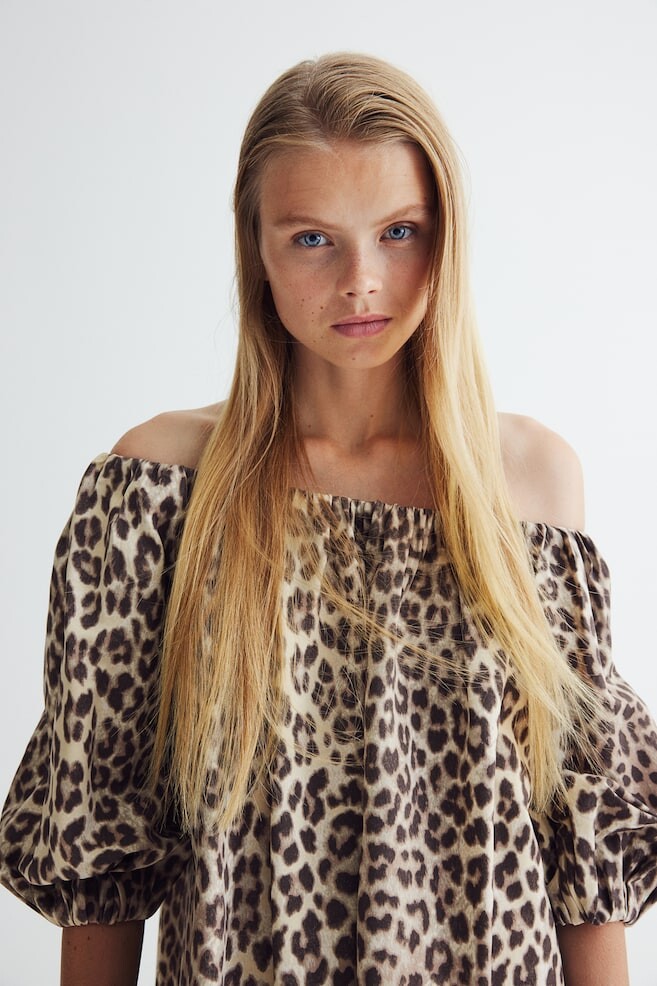 Платье с открытыми плечами H&M, бежевый 
Платье с открытыми плечами H&M, бежевый