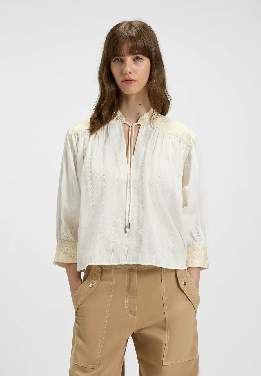 Блуза BOSS Blouse, Natural Eighteen/White
Блуза BOSS Blouse, Natural Eighteen/White