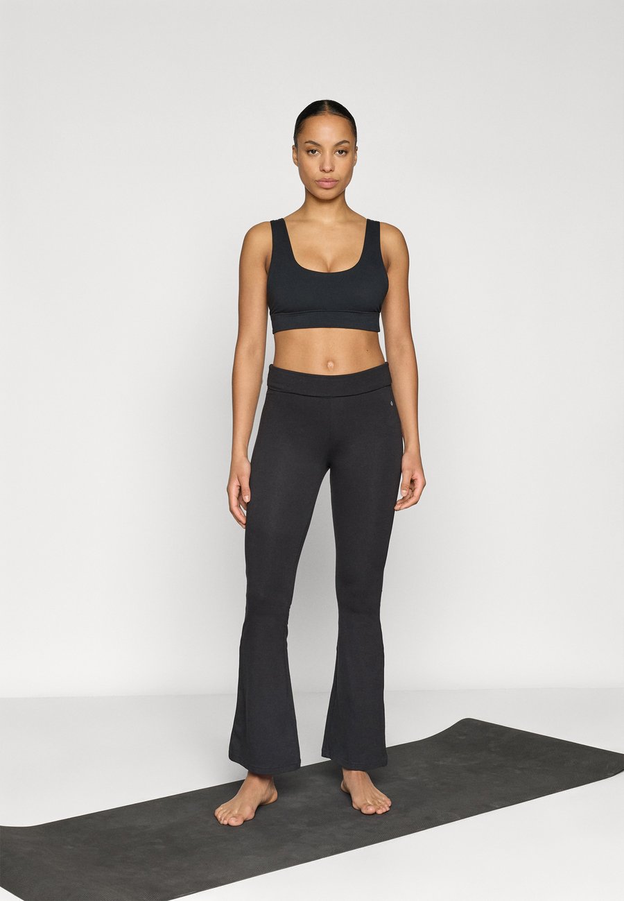 Леггинсы Even&Odd active 2 PACKED FLARED MID RISE LEGGINGS WITH FOLD-OVER WAISTBAND, Black
Леггинсы Even&Odd active 2 PACKED FLARED MID RISE LEGGINGS WITH FOLD-OVER WAISTBAND, Black