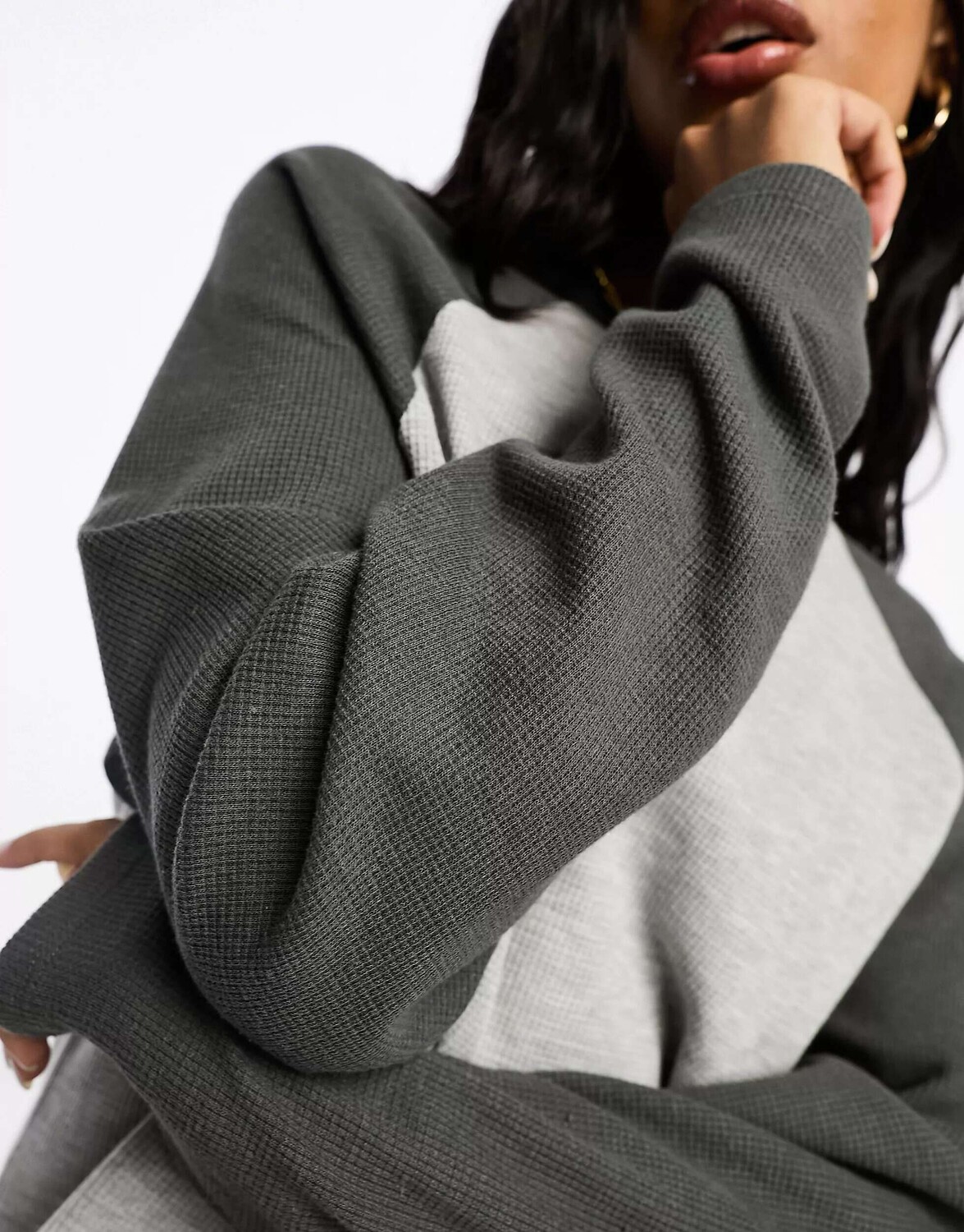 Темно-угольный топ реглан с длинными рукавами ASOS
Темно-угольный топ реглан с длинными рукавами ASOS