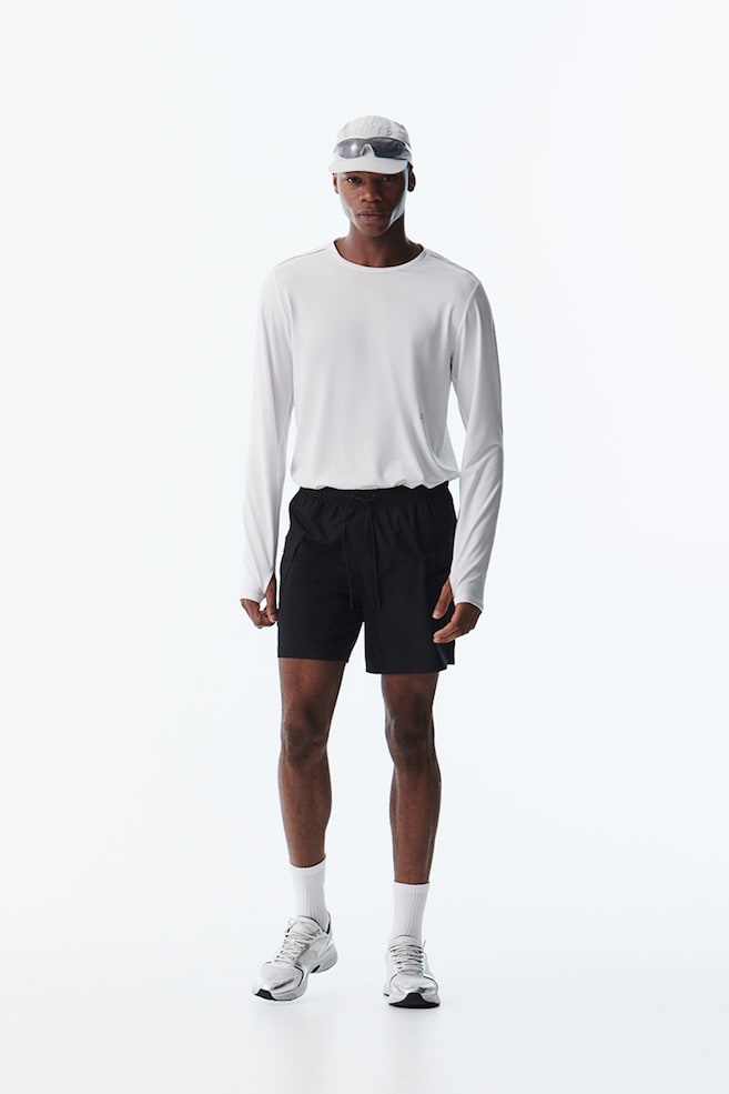 Спортивные шорты средней длины из материала DryMove H&M, черный
Спортивные шорты средней длины из материала DryMove H&M, черный