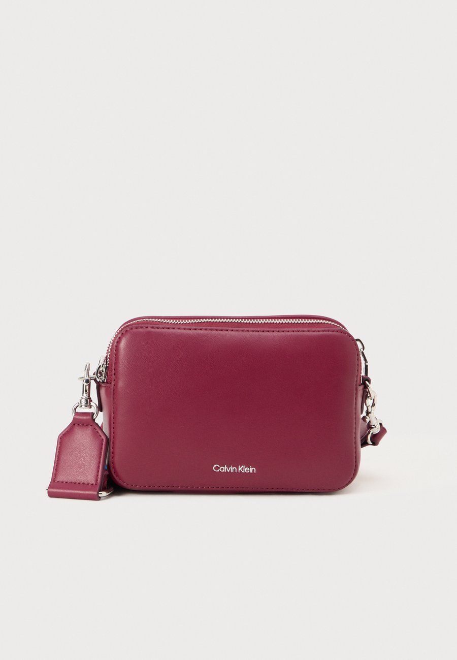 Сумка Calvin Klein WEBBING CAMERA BAG, Alluring Pink/Bordeaux
Сумка Calvin Klein WEBBING CAMERA BAG, Alluring Pink/Bordeaux