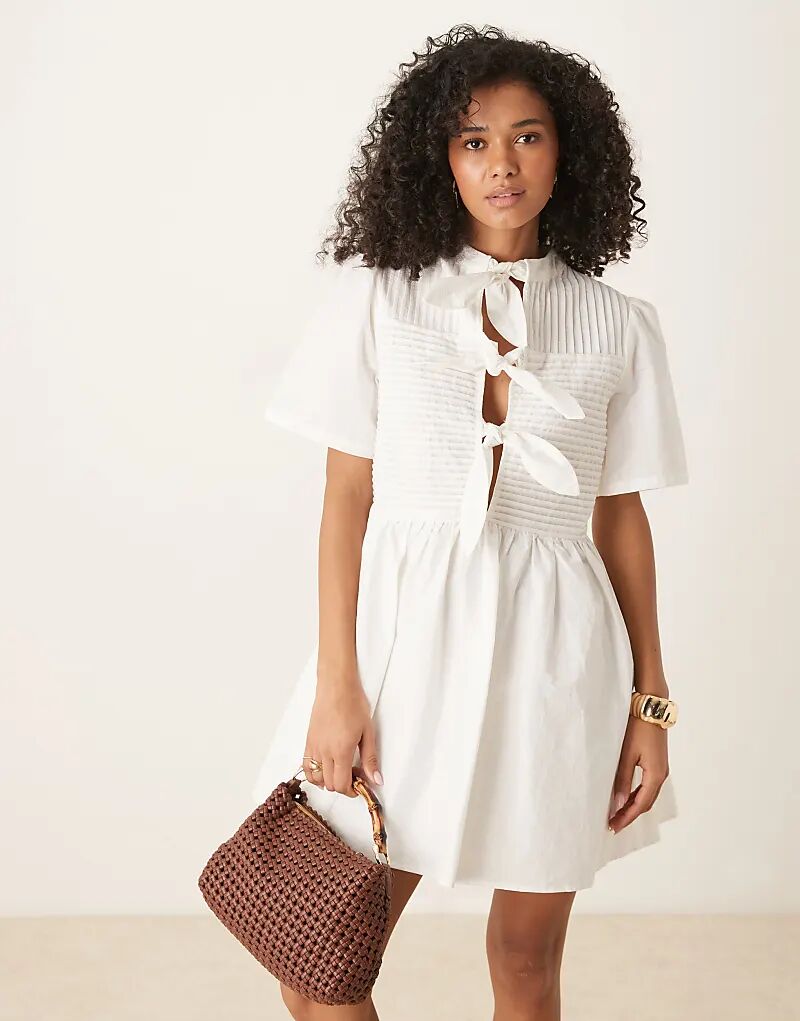 Белое мини-платье Ghospell с бантом спереди
Белое мини-платье Ghospell с бантом спереди