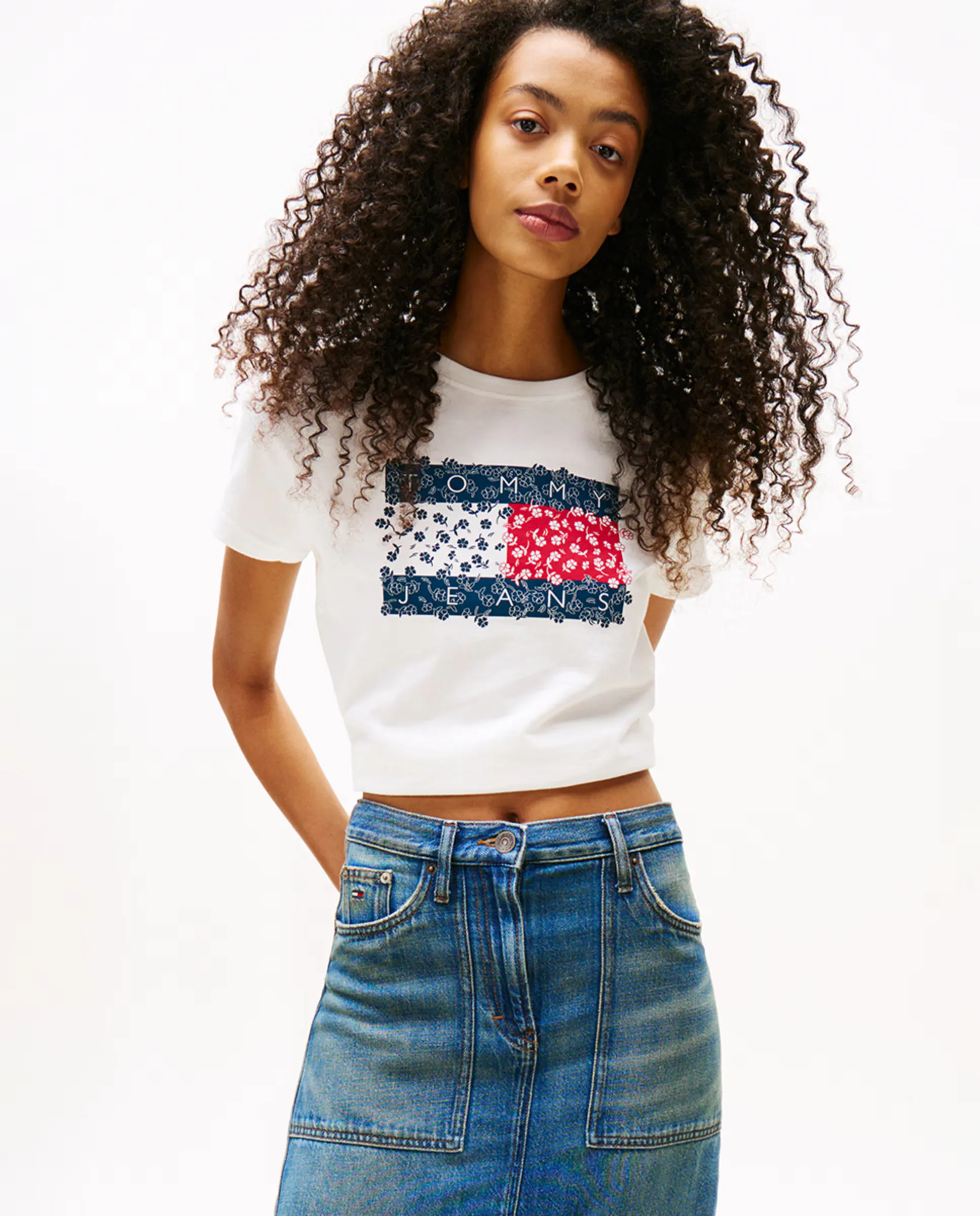 Женская футболка классического кроя с цветочным логотипом Tommy Jeans, цвет Crudo
Женская футболка классического кроя с цветочным логотипом Tommy Jeans, цвет Crudo