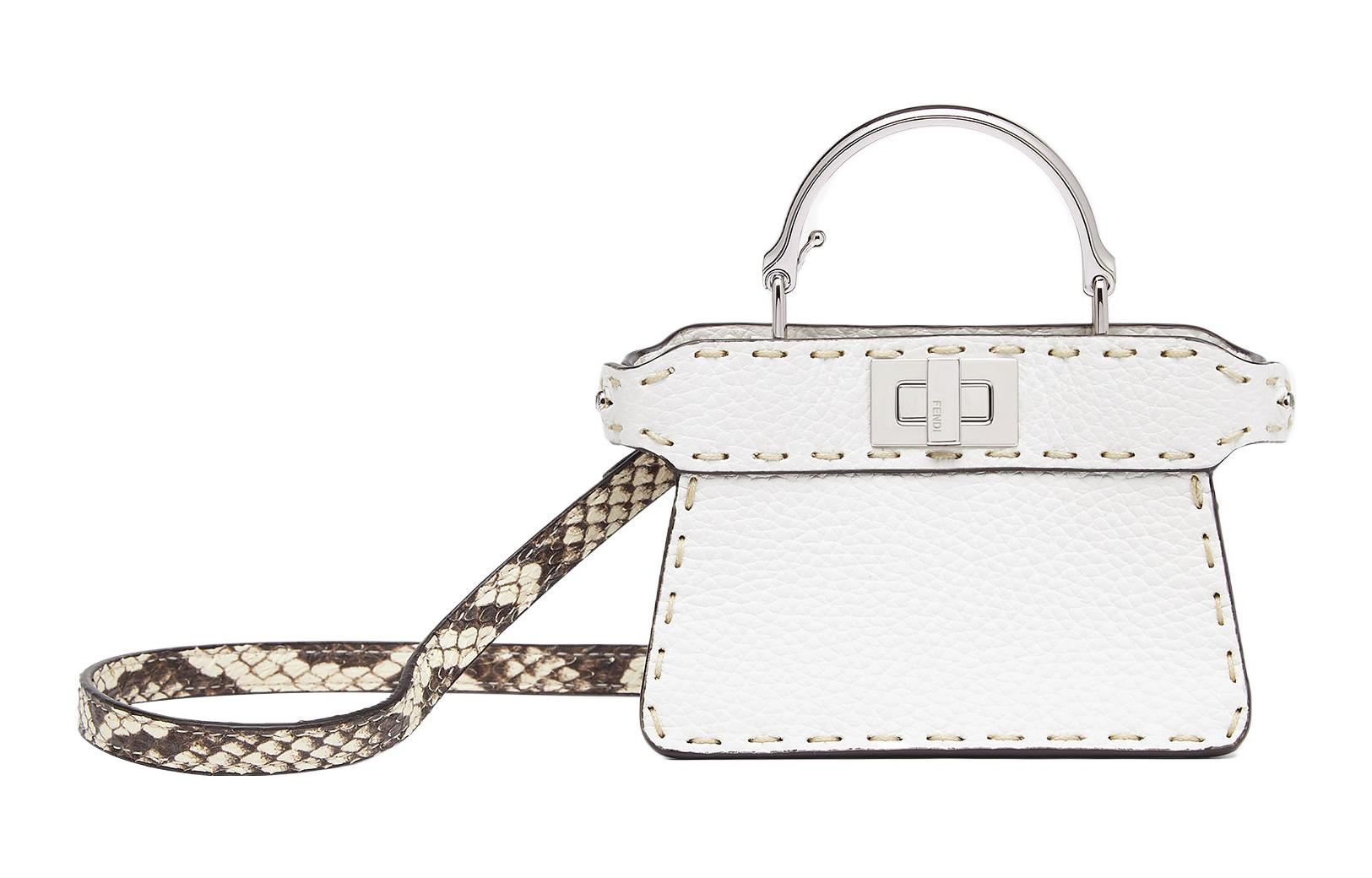 Футболка Peekaboo из телячьей кожи с длинным ремнем из кожи питона, наплечная сумка, кроссбоди, клатч экстра мини женская белая FENDI 
Футболка Peekaboo из телячьей кожи с длинным ремнем из кожи питона, наплечная сумка, кроссбоди, клатч экстра мини женская белая FENDI