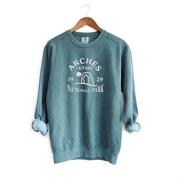 Вышитый свитшот garment dyed с арками Юты Simply Sage Market, Blue Spruce
Вышитый свитшот garment dyed с арками Юты Simply Sage Market, Blue Spruce