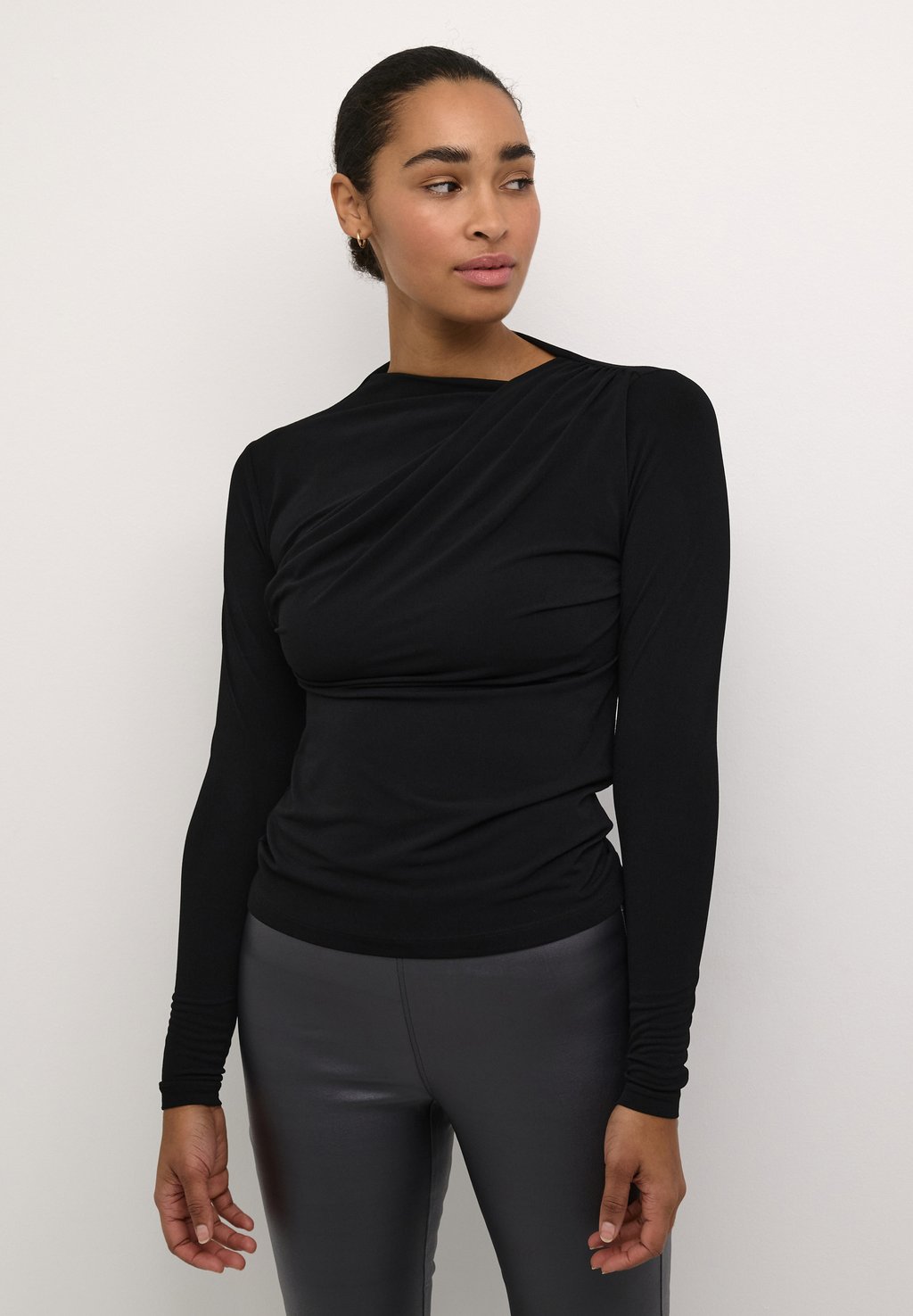 Топ с длинными рукавами AIDA Kaffe, черный
Топ с длинными рукавами AIDA Kaffe, черный
