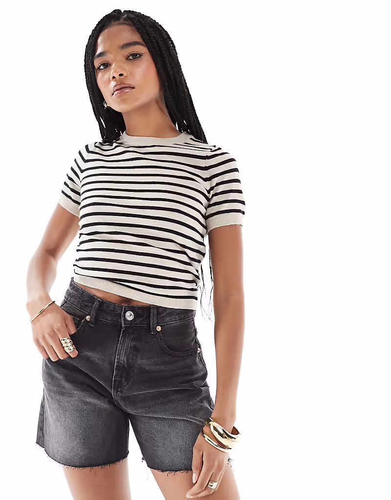 Футболка Pimkie с круглым вырезом и тонкой вязкой в полоску кремового и темно-синего цветов
Футболка Pimkie с круглым вырезом и тонкой вязкой в полоску кремового и темно-синего цветов