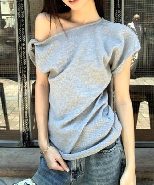 COMON+ Футболка на одно плечо, вафельная ткань, перекрученный узор, COMON+, серый
COMON+ Футболка на одно плечо, вафельная ткань, перекрученный узор, COMON+, серый