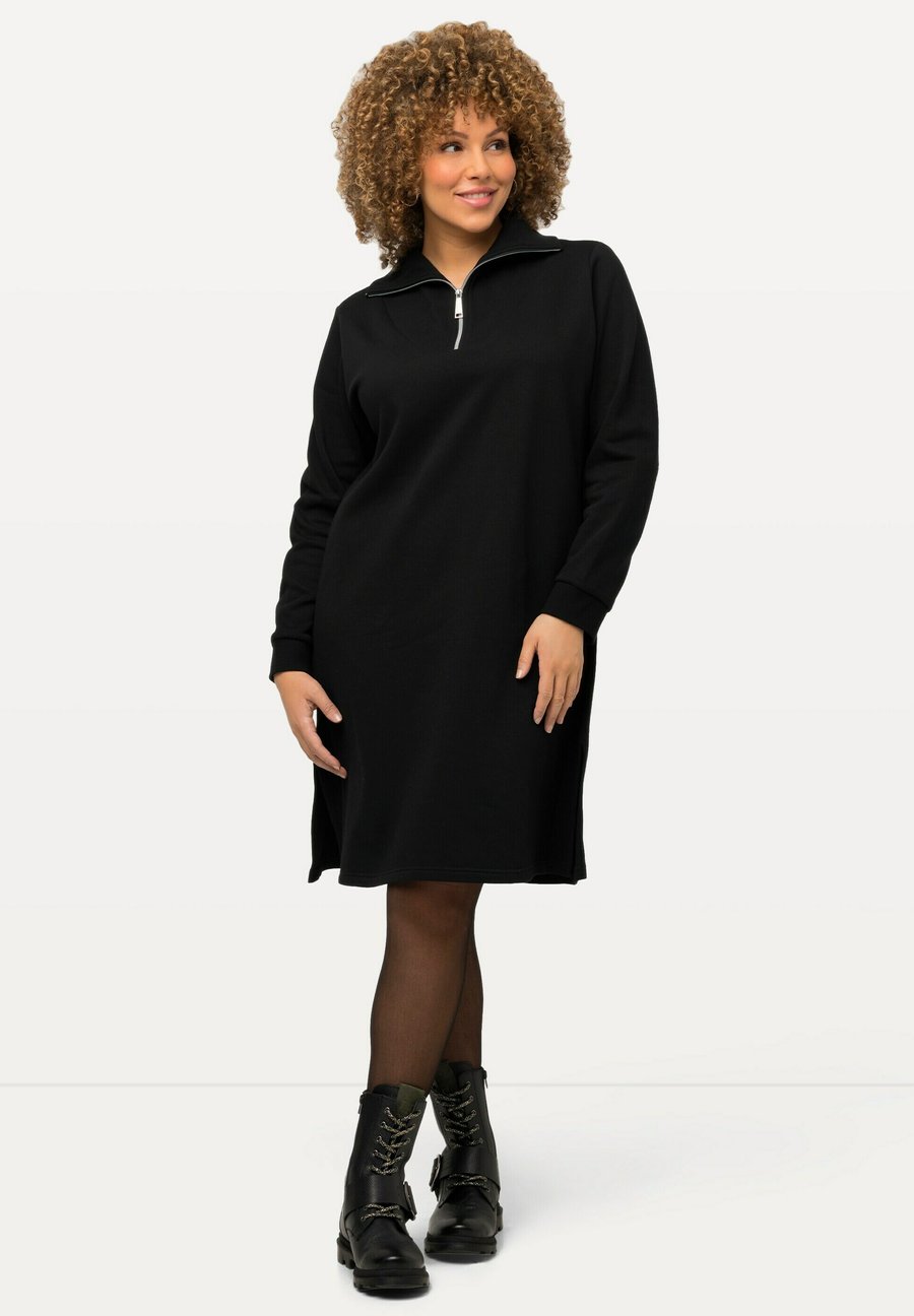 Платье Ulla Popken TROYERKRAGEN REISSVERSCHLUSS LANGARM, Schwarz/Black
Платье Ulla Popken TROYERKRAGEN REISSVERSCHLUSS LANGARM, Schwarz/Black