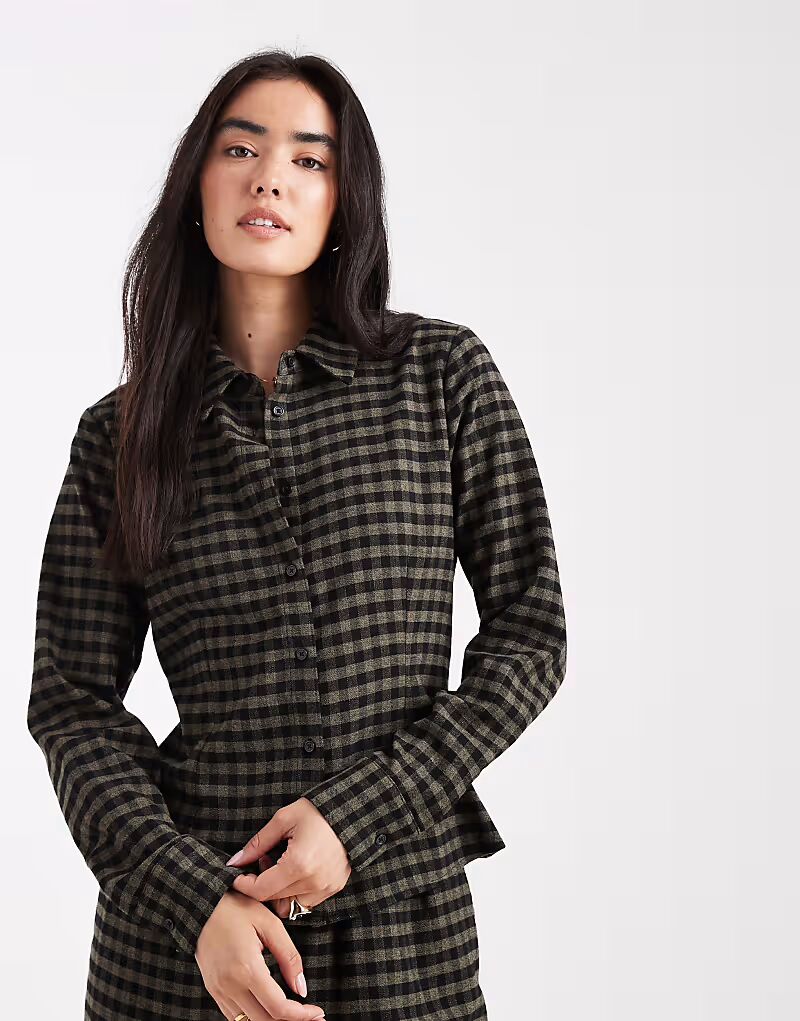 Рубашка в черно-хаки клетчатом стиле Asos Design
Рубашка в черно-хаки клетчатом стиле Asos Design