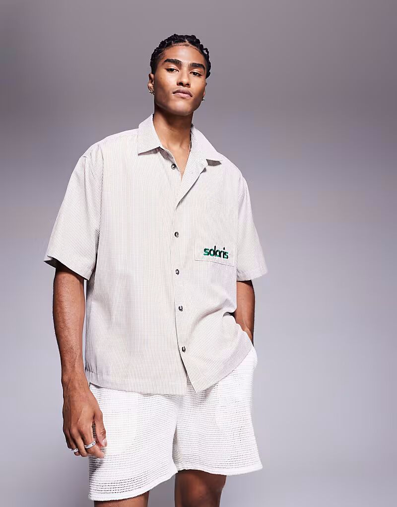 Рубашка свободного кроя в клетку бежевого цвета с вышивкой на груди Asos Design
Рубашка свободного кроя в клетку бежевого цвета с вышивкой на груди Asos Design