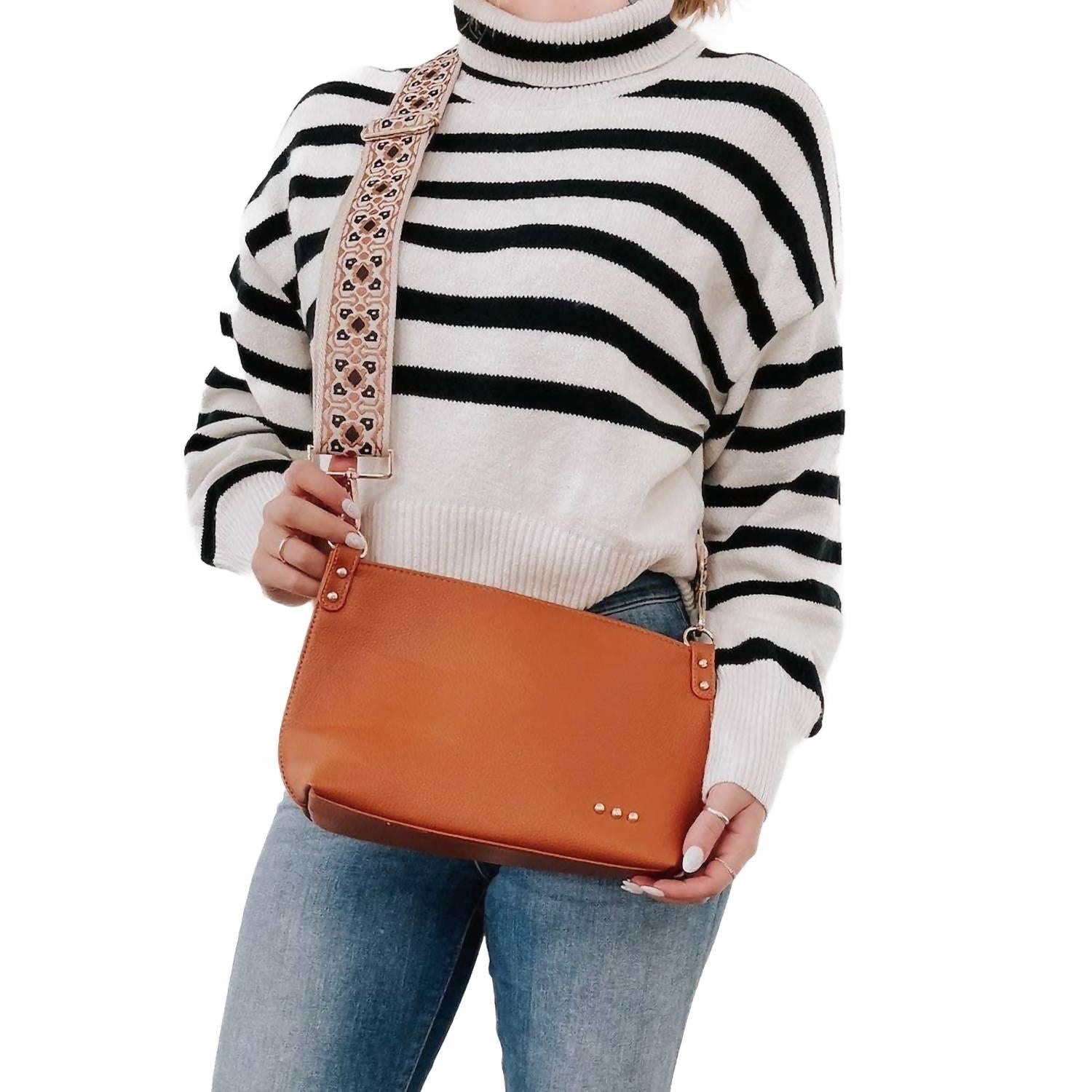 Женская коричневая структурированная сумка Cora через плечо в стиле hobo Pretty Simple
Женская коричневая структурированная сумка Cora через плечо в стиле hobo Pretty Simple