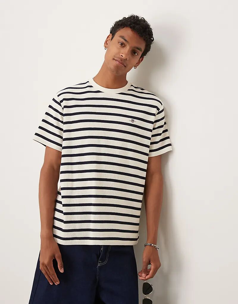 Футболка GANT вафельного плетения в полоску кремового цвета
Футболка GANT вафельного плетения в полоску кремового цвета