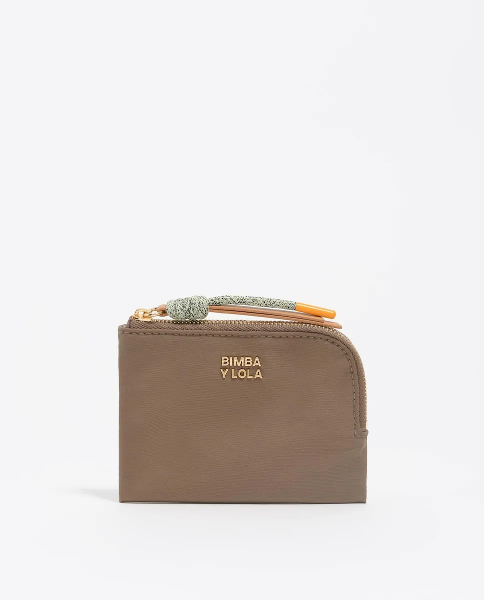 Женский кошелек из нейлона с застежкой-молнией Bimba y Lola, коричневый
Женский кошелек из нейлона с застежкой-молнией Bimba y Lola, коричневый