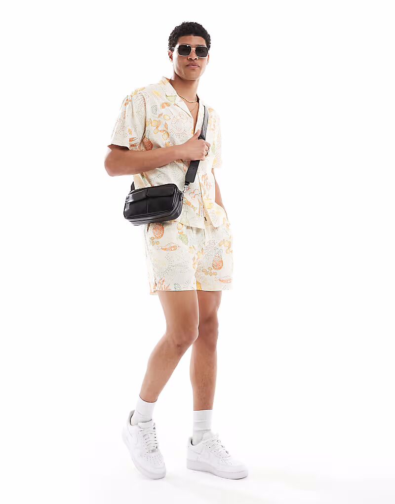 Свободные шорты с принтом Native Youth Beach в разноцветном цвете 
Свободные шорты с принтом Native Youth Beach в разноцветном цвете