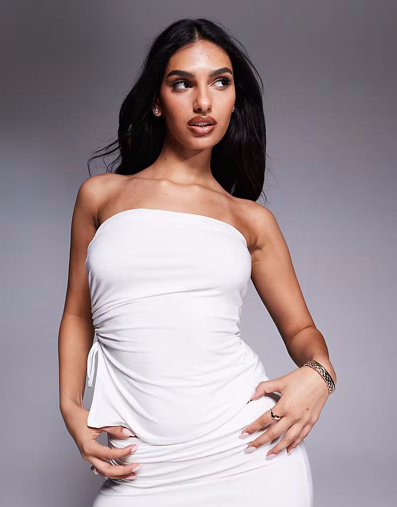 Эксклюзивный двухслойный облегающий топ-бандо белого цвета с завязками по бокам Kaiia
Эксклюзивный двухслойный облегающий топ-бандо белого цвета с завязками по бокам Kaiia