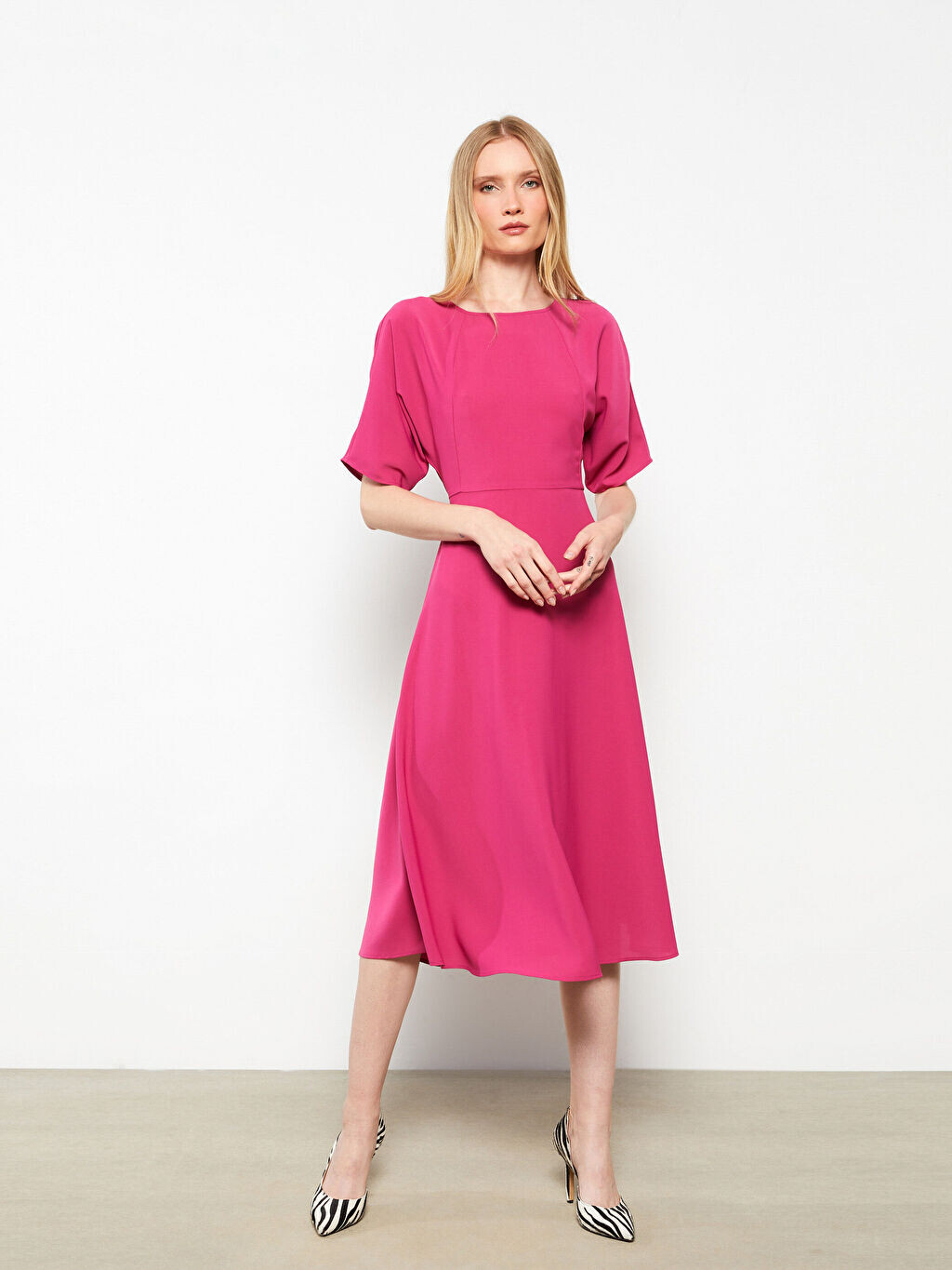 Женское креповое платье из крепа с круглым вырезом и короткими рукавами LCWAIKIKI Classic
Женское креповое платье из крепа с круглым вырезом и короткими рукавами LCWAIKIKI Classic