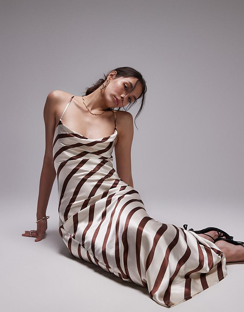 Коричневое платье миди в полоску цвета слоновой кости Topshop с воротником-хомутом
Коричневое платье миди в полоску цвета слоновой кости Topshop с воротником-хомутом
