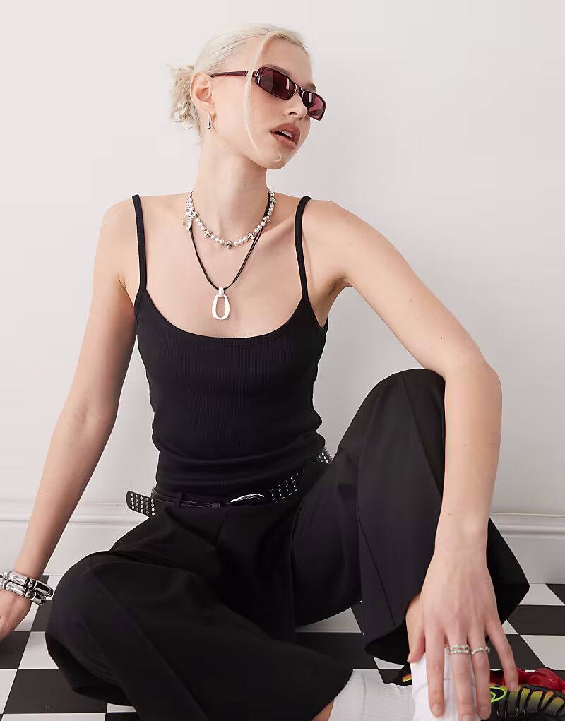 Укороченный топ COLLUSION черного цвета
Укороченный топ COLLUSION черного цвета