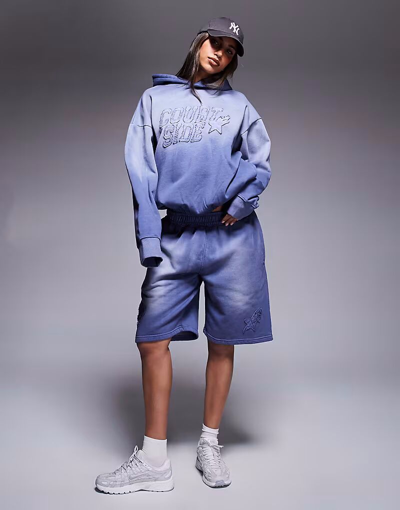 Короткие шорты с логотипом, свободным необработанным краем, выбеленного синего цвета Courtside
Короткие шорты с логотипом, свободным необработанным краем, выбеленного синего цвета Courtside