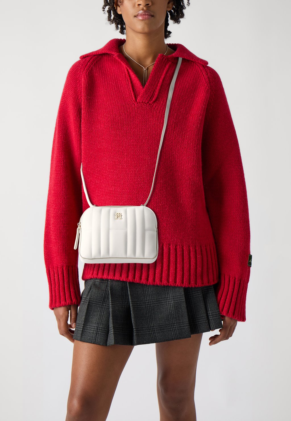 Сумка через плечо FEMININE CAMERA BAG Tommy Hilfiger, кремовый
Сумка через плечо FEMININE CAMERA BAG Tommy Hilfiger, кремовый