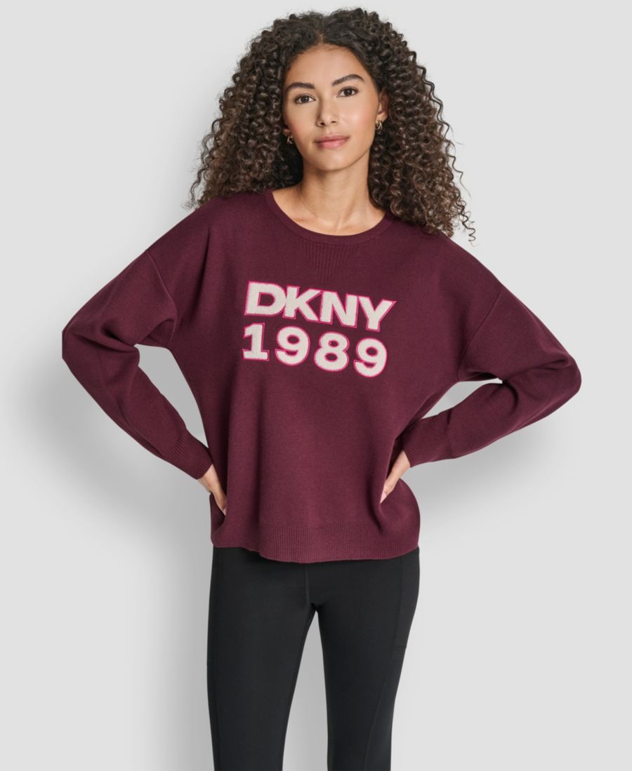 Женский свитер с текстурированным логотипом и круглым вырезом DKNY, Syrah
Женский свитер с текстурированным логотипом и круглым вырезом DKNY, Syrah