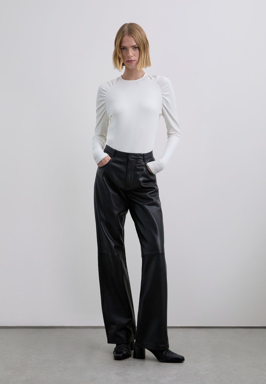 Топ Scalpers SCRIBBEDSLEEVE , Off White/Off-White
Топ Scalpers SCRIBBEDSLEEVE , Off White/Off-White