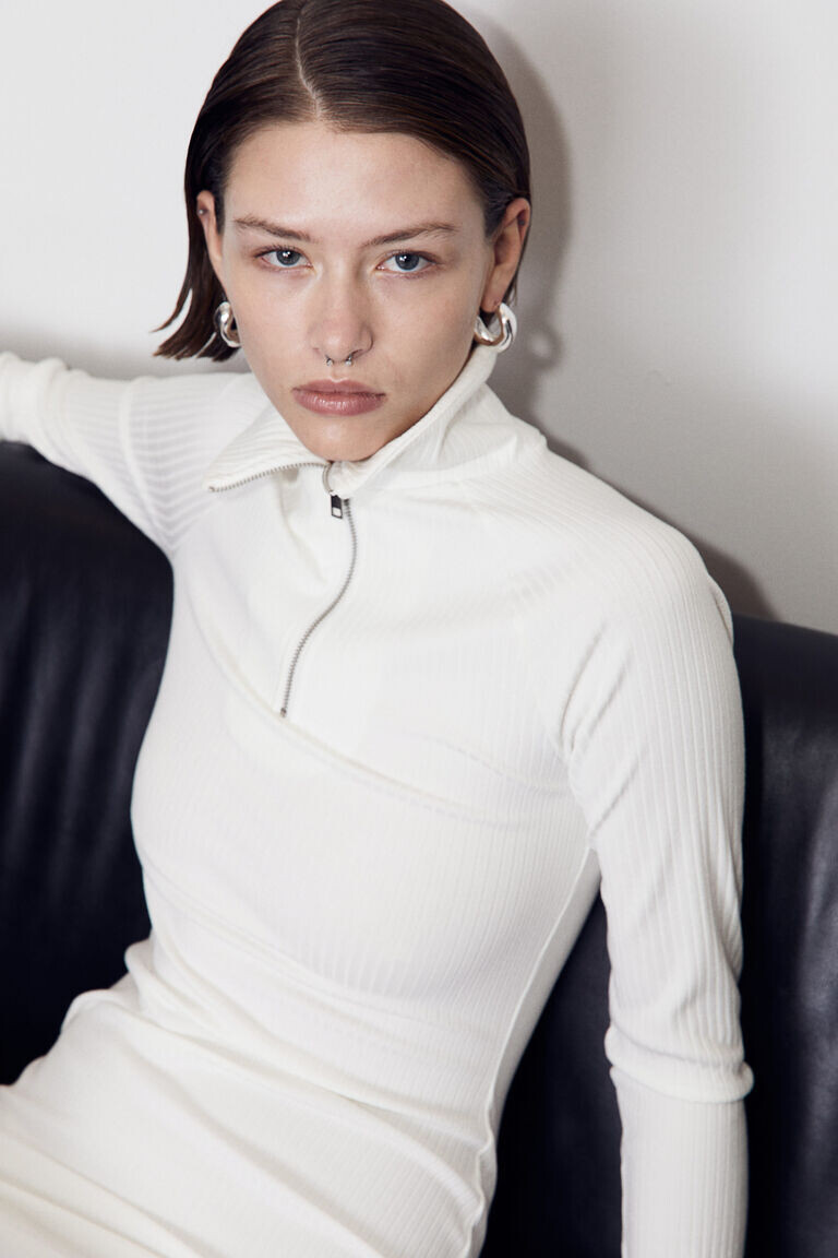 Платье в рубчик на молнии H&M, бежевый
Платье в рубчик на молнии H&M, бежевый