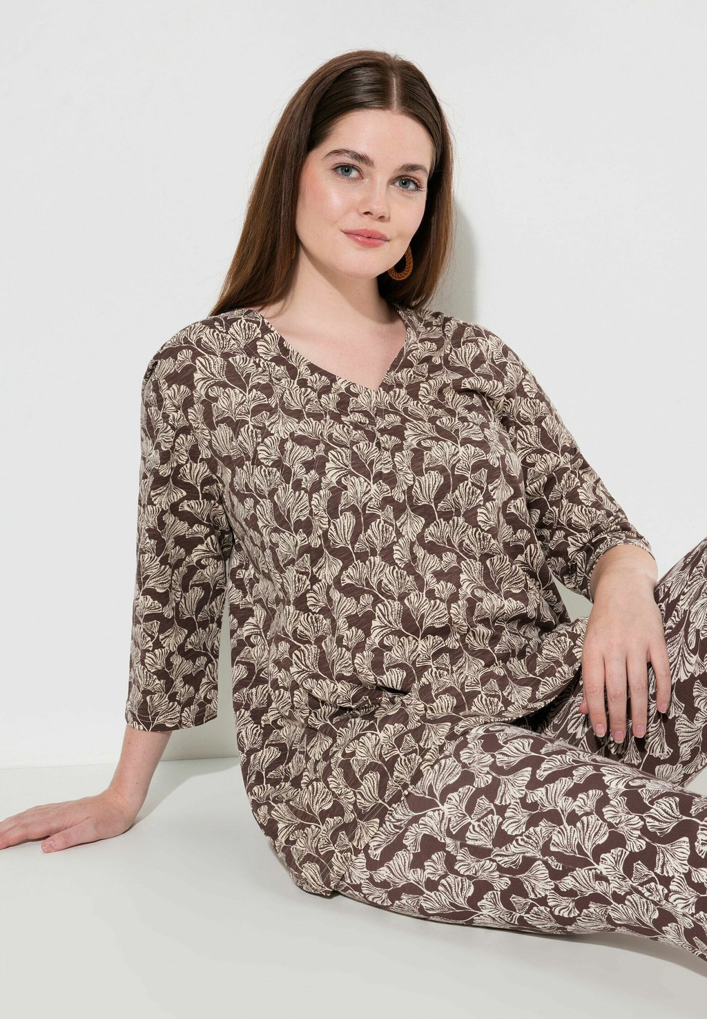 Топ с длинными рукавами 3/4 SLEEVE TEE Ulla Popken, серо-коричневый
Топ с длинными рукавами 3/4 SLEEVE TEE Ulla Popken, серо-коричневый